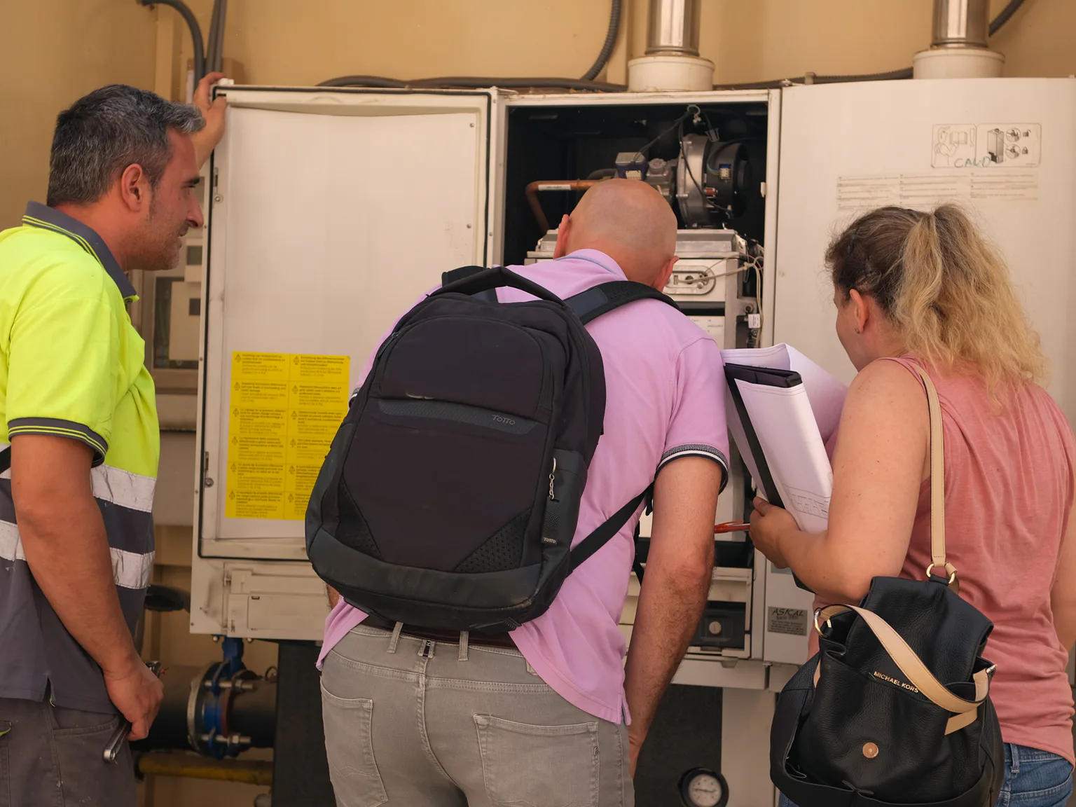 Equip tècnic revisant una instal·lació elèctrica